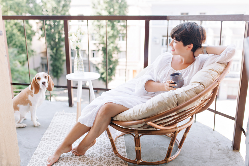 Cum amenajezi un spațiu de relaxare pe balcon în stil modern