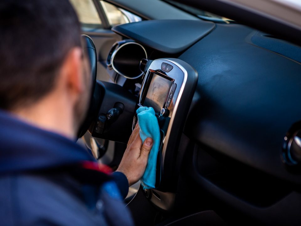 Cele mai eficiente soluţii pentru igienizarea şi parfumarea autoturismului