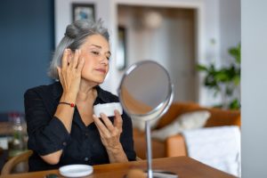 Cum îți construiești o rutină anti-aging fără zeci de produse inutile