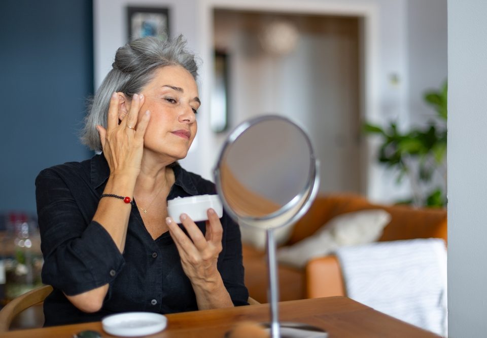 Cum îți construiești o rutină anti-aging fără zeci de produse inutile